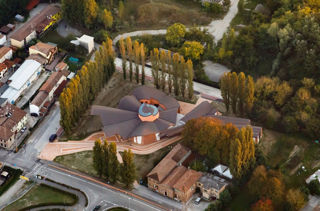 Cerkev se nahaja v Ferrari v Italiji