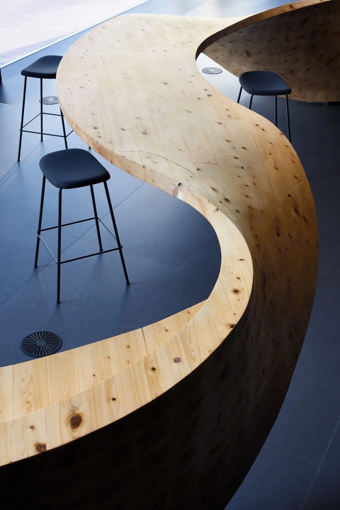Leseno pohištvo je izdelano iz japonske cedre