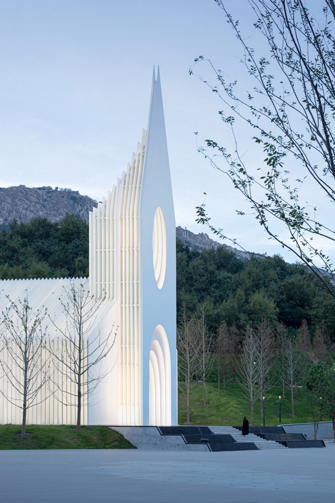 Zborna cerkev je izdelana iz šestdesetih aluminijastih lamel